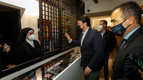 El alcalde de Alicante, Luis Barcala, y el concejal S&iacute;ndico, Antonio Peral, conversan con las monja de clausura