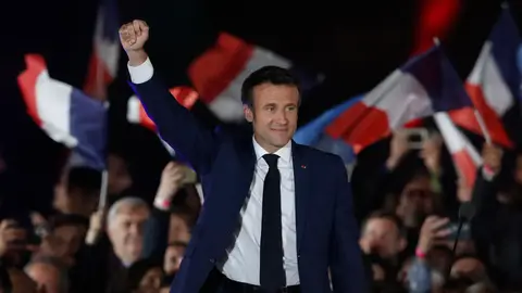 Macron promete una "nueva era" y tiende la mano a todos los descontentos Macron promete una "nueva era" y tiende la mano a todos los descontentos