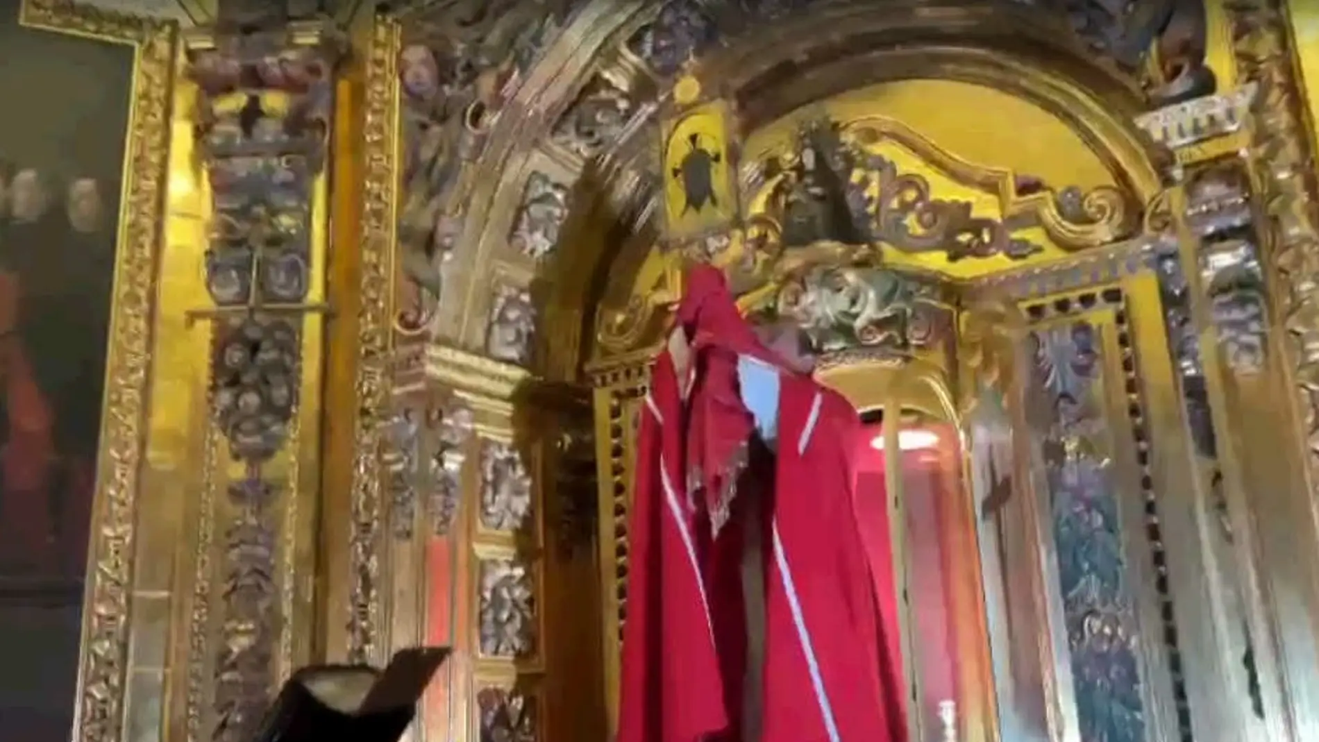 El obispo de la Diócesis, José Ignacio Munilla, exhibe la reliquia 