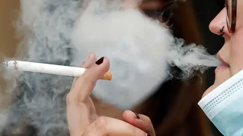 Imagen de una mujer fumando un cigarrillo. 