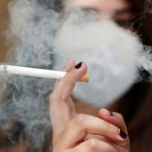 Imagen de una mujer fumando un cigarrillo. 