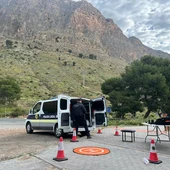 La Policía Local oriolana retira la iluminación de la Cruz de la Muela y se centra en la búsqueda de un desaparecido La Policía Local oriolana retira la iluminación de la Cruz de la Muela y se centra en la búsqueda de un desaparecido