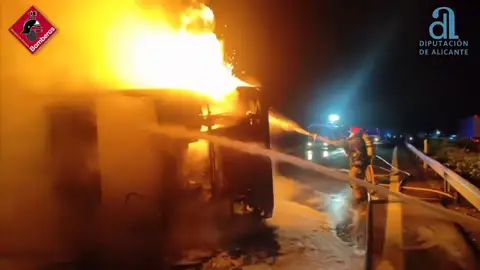 Bomberos sofocan el incendio en el camión accidentado en la A-31 a la altura de Novelda. El vuelco de un camión corta el tráfico durante dos horas de madrugada en la A-31 en Novelda