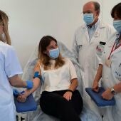 Una mujer dona sangre en el Hospital Doctor Balmis de Alicante