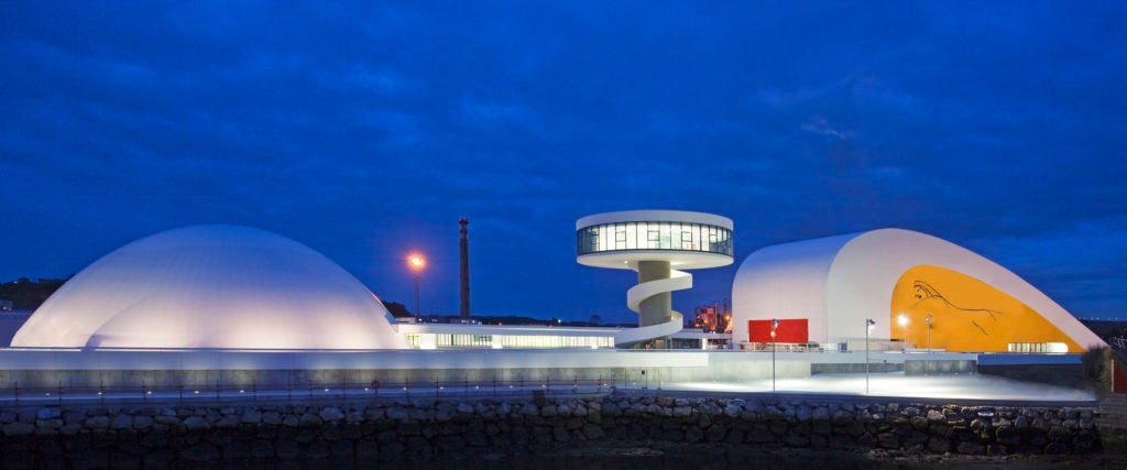La exposición itinerante "Centro Niemeyer. Reflejos de Asturias" se puede contemplar en Infiesto hasta el fin de mayo La exposición itinerante "Centro Niemeyer. Reflejos de Asturias" se puede contemplar en Infiesto hasta el fin de mayo