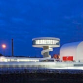 La exposición itinerante "Centro Niemeyer. Reflejos de Asturias" llega a Infiesto
