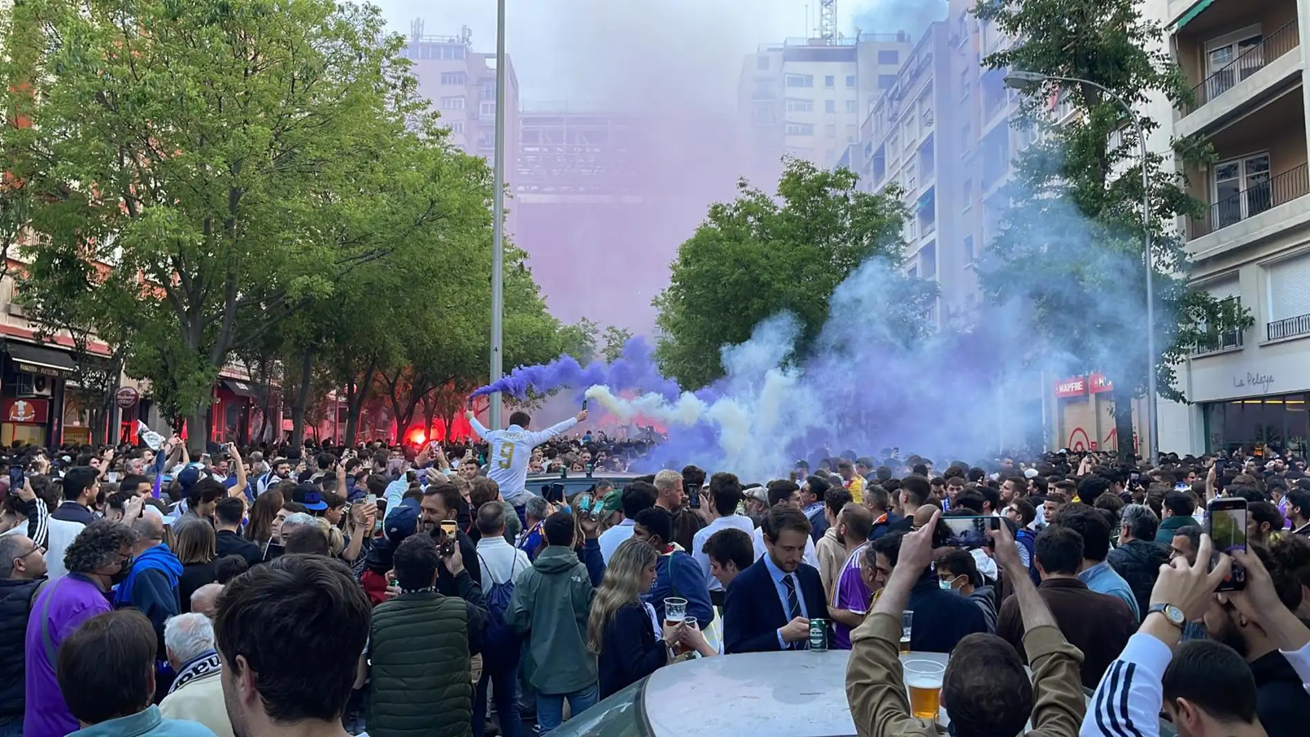 Afición del Real Madrid en los alrededores del Santiago Bernabéu