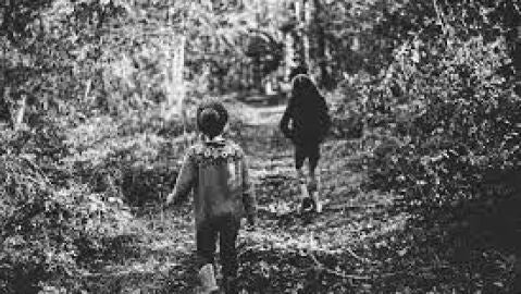 Ni&ntilde;os en el bosque