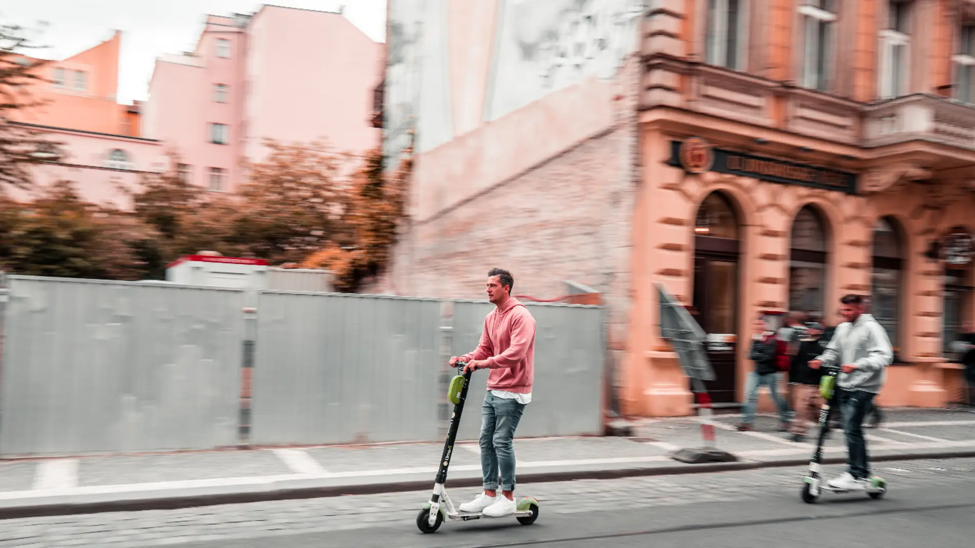 El conductor de un patinete eléctrico circula por las calles de una ciudad