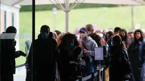 Varias personas intentan entrar en un museo. Varias personas intentan entrar en un museo. / Efe