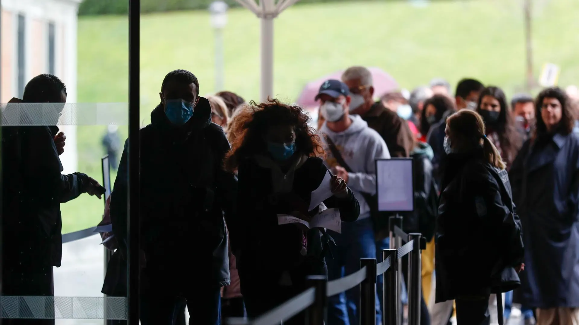 Varias personas intentan entrar en un museo. Varias personas intentan entrar en un museo. / Efe