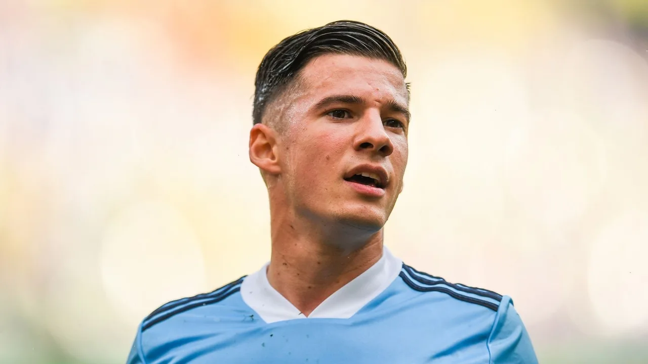 El futbolista Santi Mina, durante un partido.