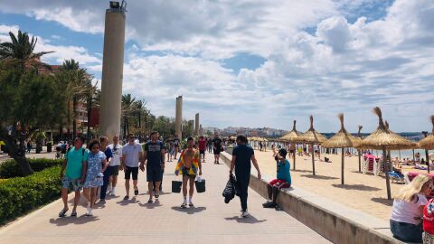 Turistas y residentes paseando por Playa de Palma