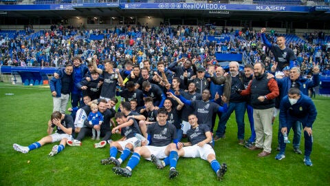 La plantilla del Vetusta celebra el ascenso a Segunda RFEF