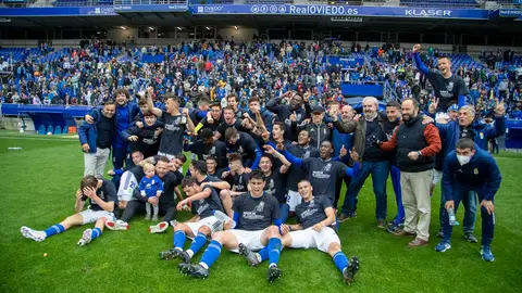 La plantilla del Vetusta celebra el ascenso a Segunda RFEF La plantilla del Vetusta celebra el ascenso a Segunda RFEF