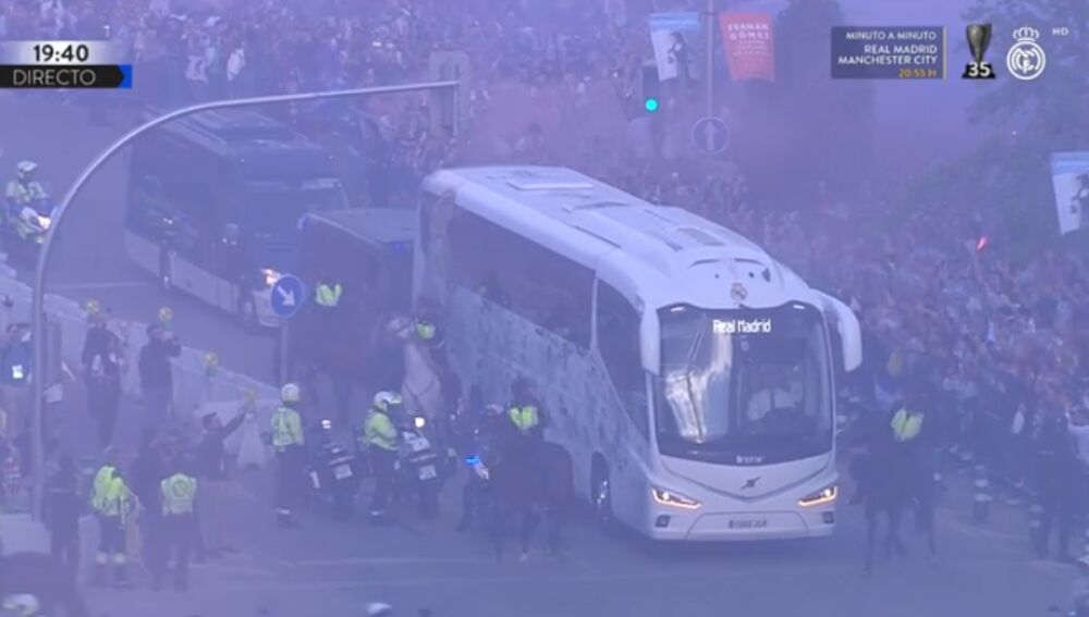 La llegada del autobús al Bernabéu