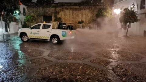 Operarios de SADECO en trabajos de limpieza