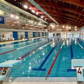 La piscina municipal cubierta de Torrevieja cuenta con nuevas corcheras anti-olas 