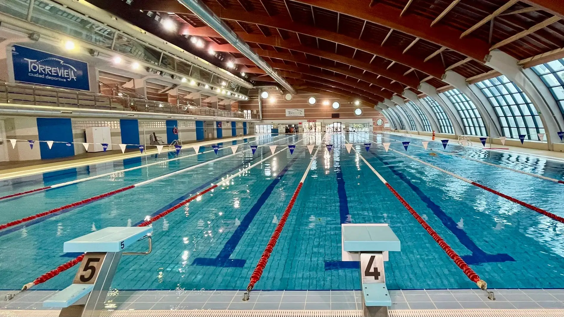 La piscina municipal cubierta de Torrevieja cuenta con nuevas corcheras anti-olas    