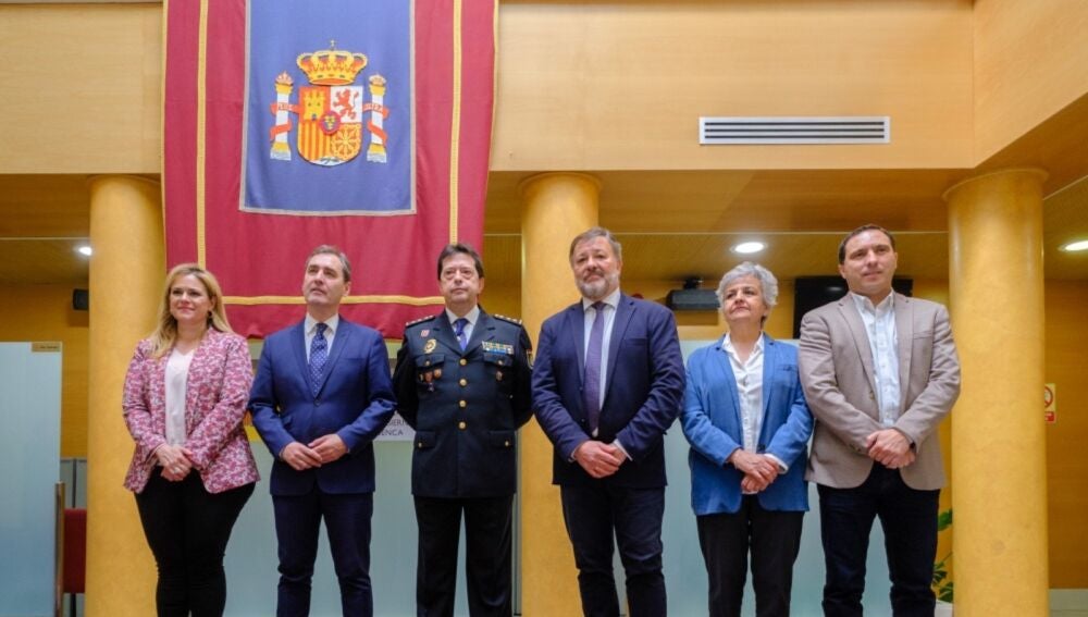 Serrano, junto al delegado del Gobierno (izq) y el alcalde de Cuenca junto a otros responsables políticos de la provincia