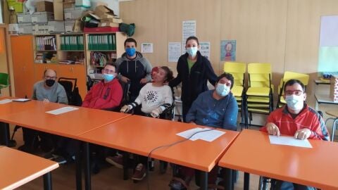 Equipo del taller de radio "Pr&eacute;stanos tus o&iacute;dos"