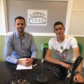 A la derecha Jorge Álvarez, lateral del Mabella FC junto a Julio Rodríguez