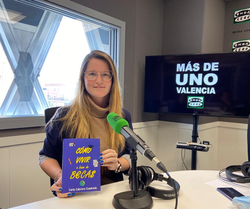 Carla Cabrera nos habla de su libro “Cómo vivir a base de becas”, un manual imprescindible para todos los estudiantes que estén en busca de oportunidades Carla Cabrera nos habla de su libro “Cómo vivir a base de becas”, un manual imprescindible para todos los estudiantes que estén en busca de oportunidades