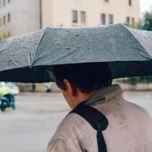 Un hombre bajo un paraguas