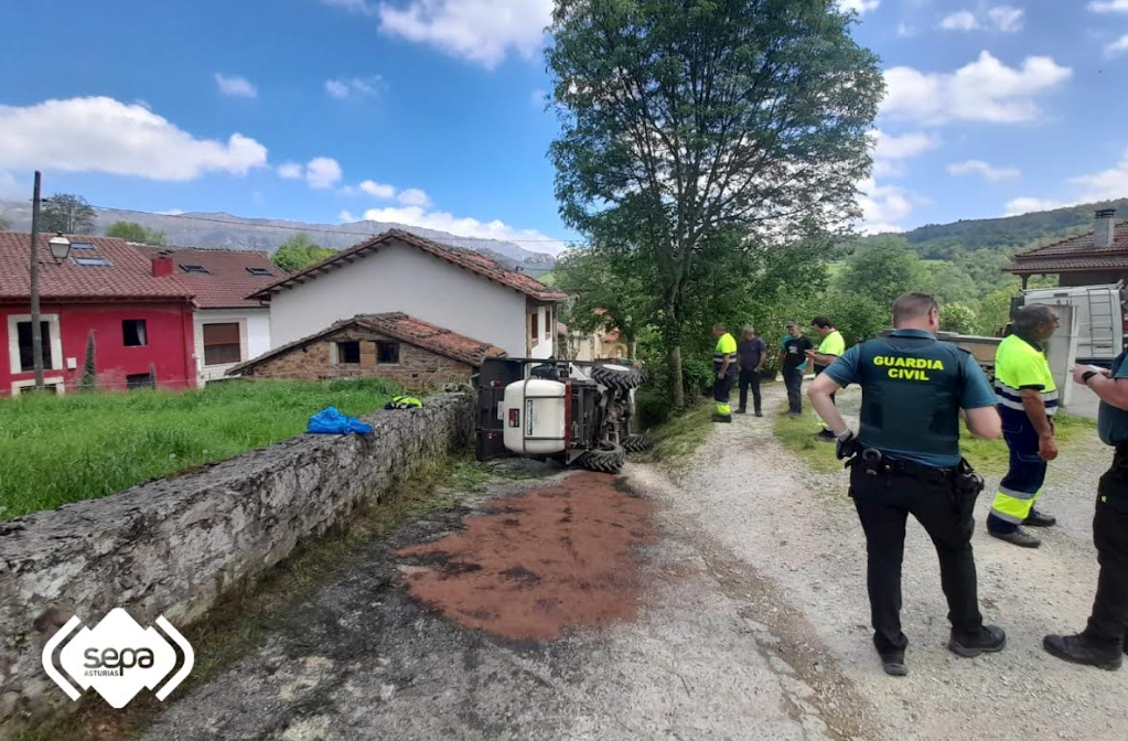 Herido un trabajador municipal de Cabrales al volcar el dúmper que conducía mientras realizaba trabajos de desbroce Herido un trabajador municipal de Cabrales al volcar el dúmper que conducía mientras realizaba trabajos de desbroce