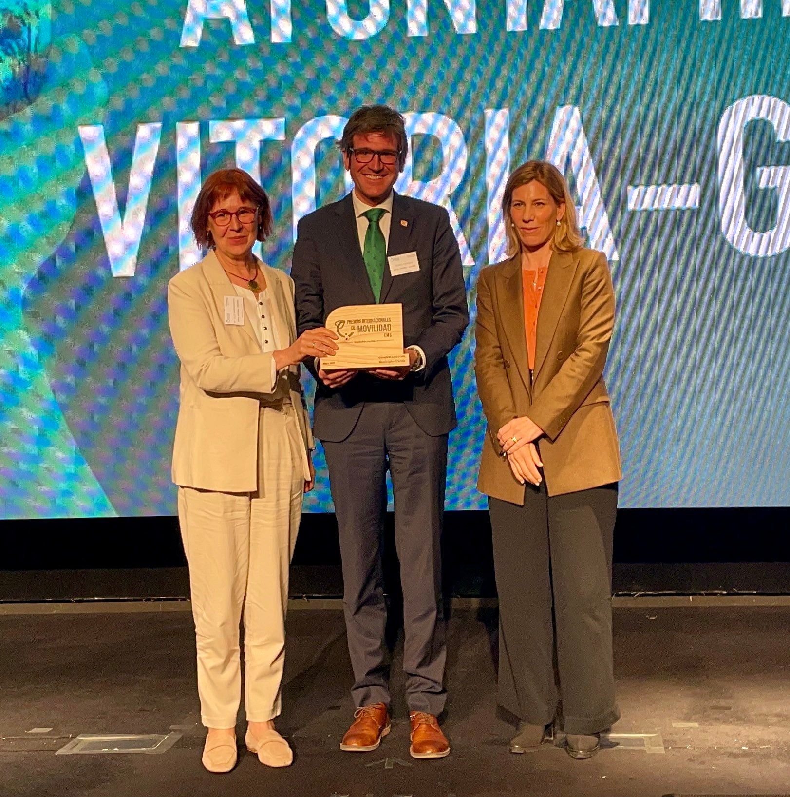 El Bus Eléctrico Inteligente de Vitoria-Gasteiz, el BEI, galardonado en los premios EMS de Movilidad Sostenible El Bus Eléctrico Inteligente de Vitoria-Gasteiz, el BEI, galardonado en los premios EMS de Movilidad Sostenible