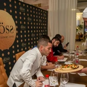 Un miembro del jurado observa atentamente el plato de uno de los cocineros participantes Un miembro del jurado observa atentamente el plato de uno de los cocineros participantes