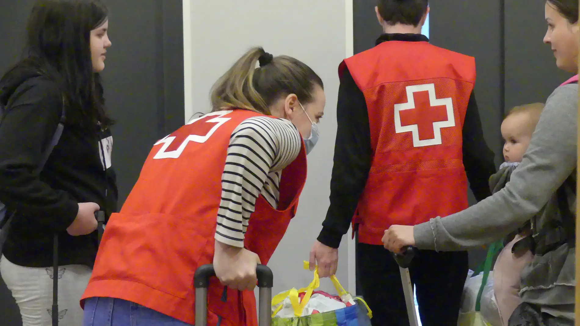 Algunos de los voluntarios atendiendo a mujeres y niños ucranianos