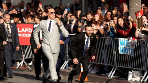 El actor Benedict Cumberbatch corre ante los fans en la premiere de 'Doctor Strange en el Multiverso de la Locura'