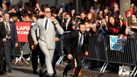 El actor Benedict Cumberbatch corre ante los fans en la premiere de 'Doctor Strange en el Multiverso de la Locura' El actor Benedict Cumberbatch corre ante los fans en la premiere de 'Doctor Strange en el Multiverso de la Locura'