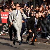 El actor Benedict Cumberbatch corre ante los fans en la premiere de 'Doctor Strange en el Multiverso de la Locura'