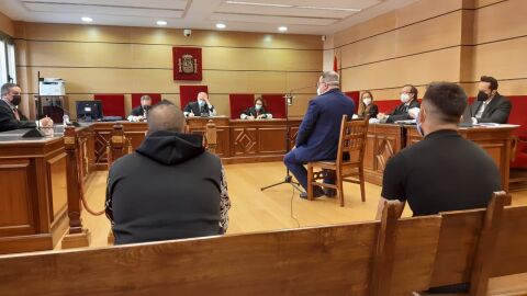 Los dos acusados escuchan la declaraci&oacute;n del m&eacute;dico ante el tribunal