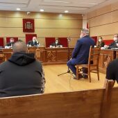 Los dos acusados escuchan la declaración del médico ante el tribunal