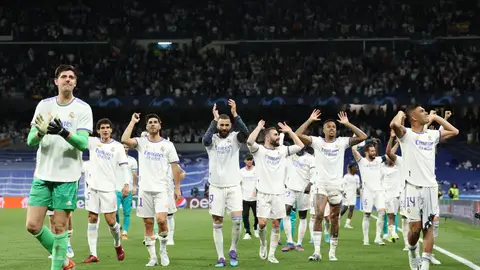 Los jugadores del Real Madrid celebran la victoria en el Santiago Bernabéu.