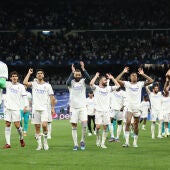 Los jugadores del Real Madrid celebran la victoria en el Santiago Bernabéu.