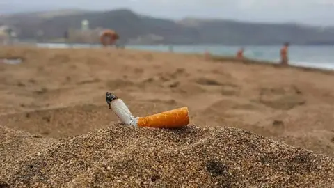 Fumar en la playa Fumar en la playa
