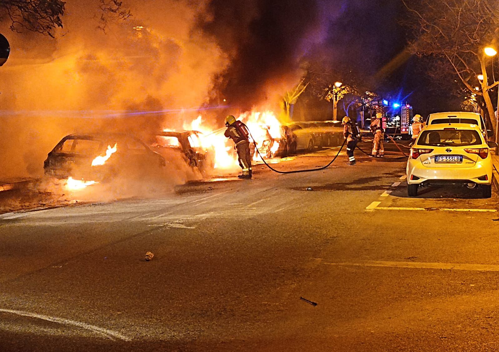 Cuatro vehículos arden en Alicante durante la madrugada Cuatro vehículos arden en Alicante durante la madrugada
