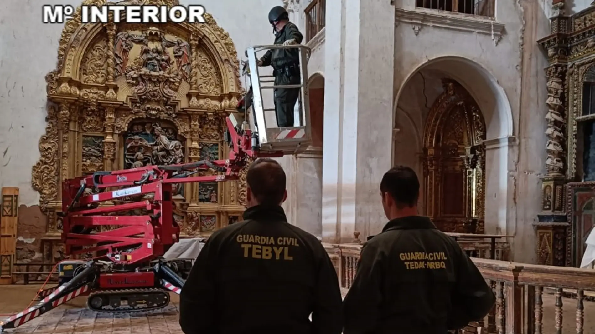 Los expertos de la Guardia Civil proceden a la retirada de los proyectiles en la iglesia del Carmen de Gea