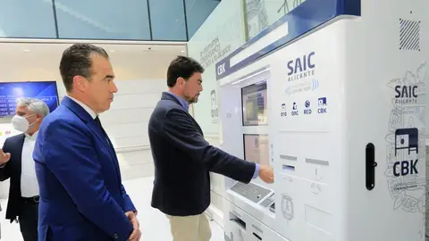 Luis Barcala solicita un documento en presencia del concejal Antonio Peral Luis Barcala solicita un documento en presencia del concejal Antonio Peral