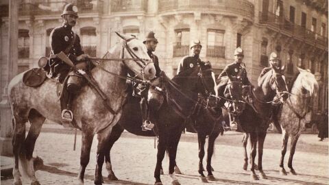 Funcionarios de la Policía Local de Alicante, a caballo frente a la casa Alberola Funcionarios de la Policía Local de Alicante, a caballo frente a la casa Alberola