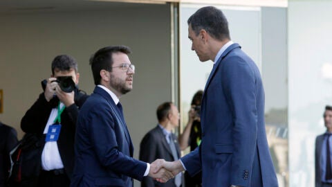 Pedro S&aacute;nchez saluda a Pere Aragon&eacute;s/ EFE/Quique Garc&iacute;a