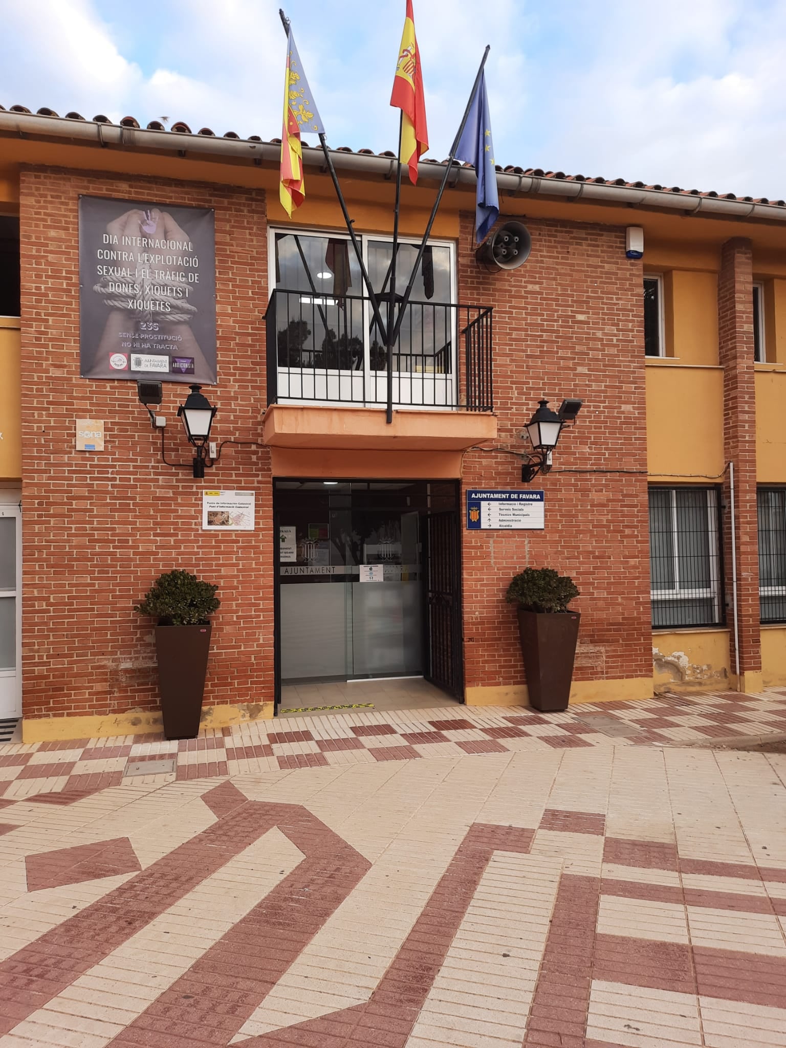 Favara cortará el tráfico de la carreta comarcal que atraviesa su núcleo urbano el día 4 de cada mes Favara cortará el tráfico de la carreta comarcal que atraviesa su núcleo urbano el día 4 de cada mes