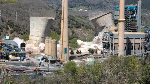 Demolición de las torres de refrigeración de la central de La Robla Demolición de las torres de refrigeración de la central de La Robla