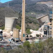 Demolición de las torres de refrigeración de la central de La Robla Demolición de las torres de refrigeración de la central de La Robla