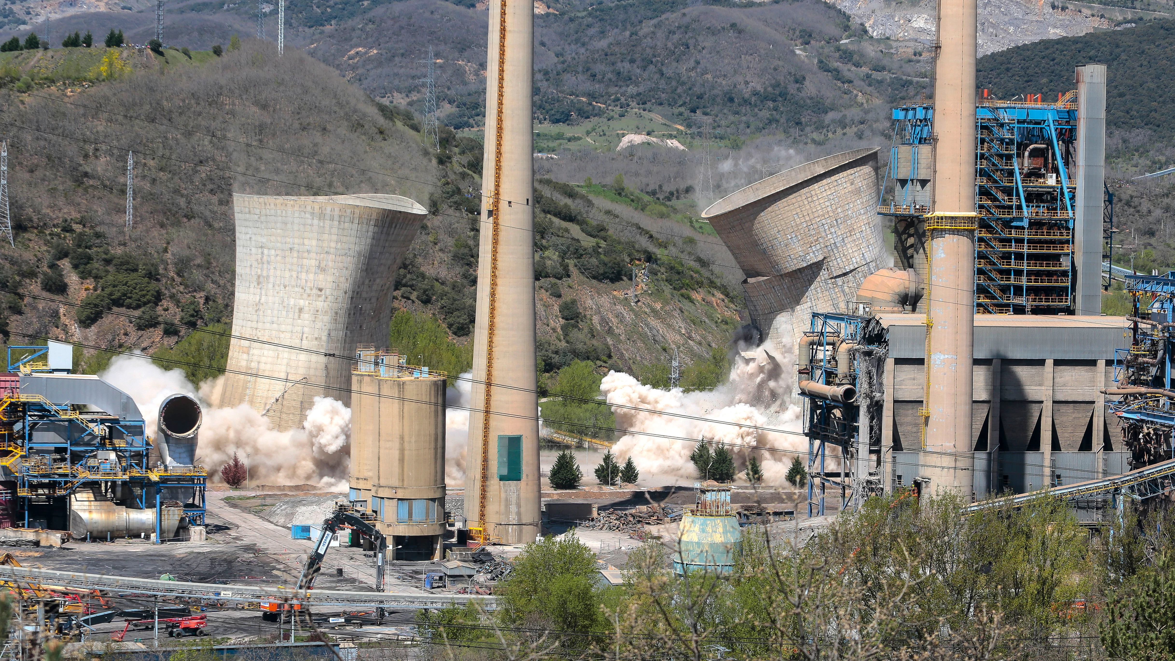 Demolición de las torres de refrigeración de la central de La Robla Demolición de las torres de refrigeración de la central de La Robla
