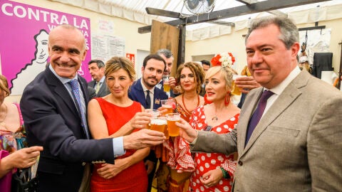 La vicepresidenta Yolanda D&iacute;az junto a Alberto Garz&oacute;n y otros l&iacute;deres pol&iacute;ticos en la Feria de Sevilla